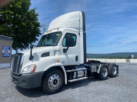2015 FREIGHTLINER Cascadia 113 Tandem Axle Daycab