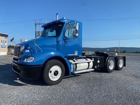 2005 FREIGHTLINER Columbia CL112 Tandem Axle Daycab