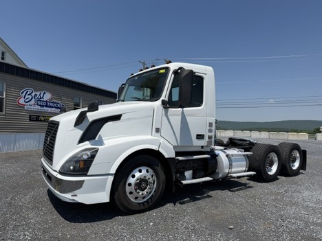 2016 VOLVO VNL64T300 Tandem Axle Daycab