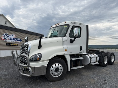 2017 FREIGHTLINER Cascadia CA125DC Tandem Axle Daycab