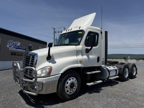 2018 FREIGHTLINER Cascadia CA125DC Tandem Axle Daycab #12905