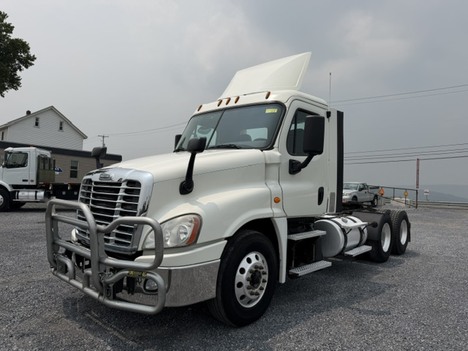 2017-freightliner-cascadia-ca125dc-tandem-axle-daycab #12924