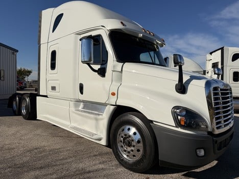 2019 FREIGHTLINER CASCADIA 125 Tandem Axle Sleeper #1195 2019 FREIGHTLINER CASCADIA 125 Tandem Axle Sleeper #1195