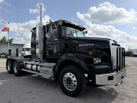 2015 WESTERN STAR 4900 Tandem Axle Sleeper #1261