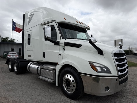 2020 FREIGHTLINER CASCADIA 126 Tandem Axle Sleeper #1272