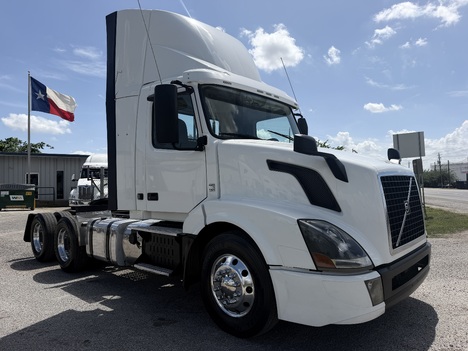 2016 VOLVO VNL300 Tandem Axle Daycab #1290