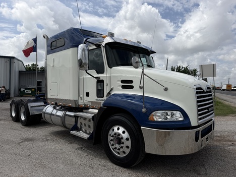 2016-mack-gxu613-tandem-axle-sleeper #1301