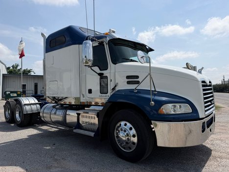 2016-mack-gxu613-tandem-axle-sleeper #1305