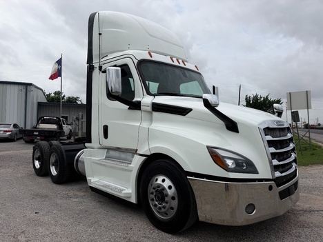 2019 FREIGHTLINER 126 Tandem Axle Daycab #1312