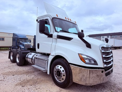 2019 FREIGHTLINER Cascadia 126 Tandem Axle Daycab #1320