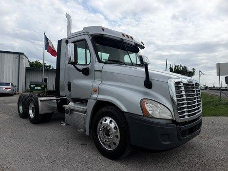 2015-freightliner-cascadia-125-tandem-axle-sleeper #1327