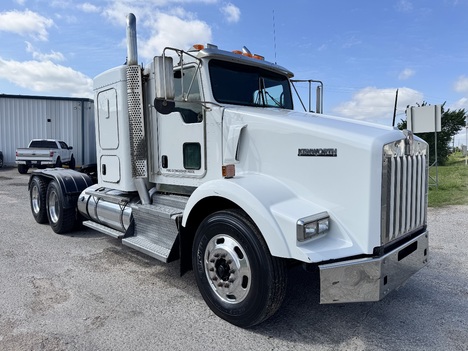 2013 KENWORTH T800 Single Axle Sleeper #1330
