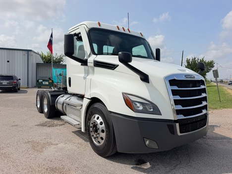 2021 FREIGHTLINER CASCADIA 126 Tandem Axle Daycab #1378