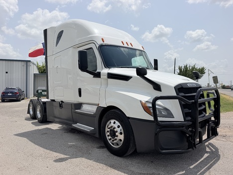 2020 FREIGHTLINER CASCADIA 126 Tandem Axle Sleeper #1379