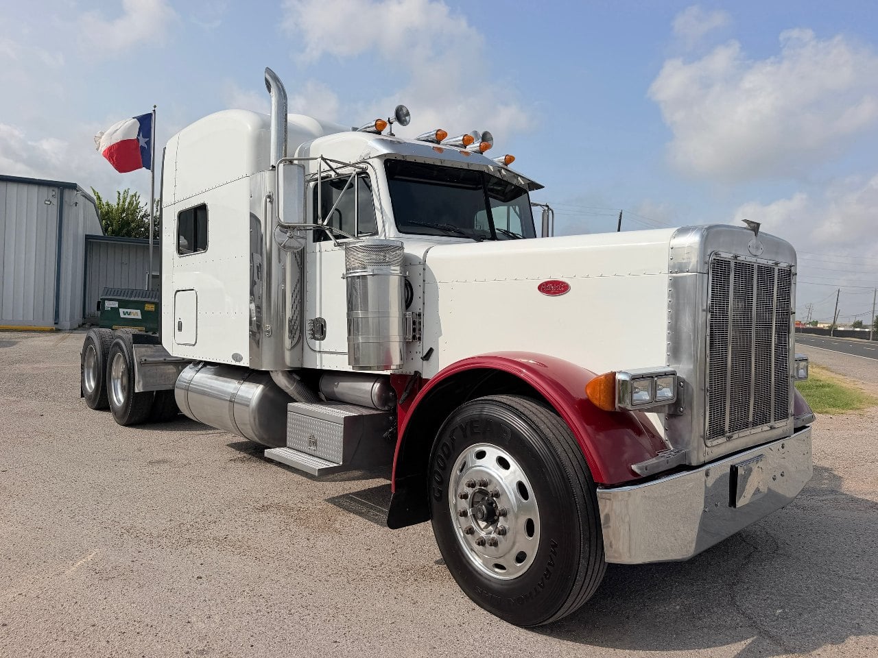 2004 PETERBILT 379 Tandem Axle Sleeper #1 2004 PETERBILT 379 Tandem Axle Sleeper #1