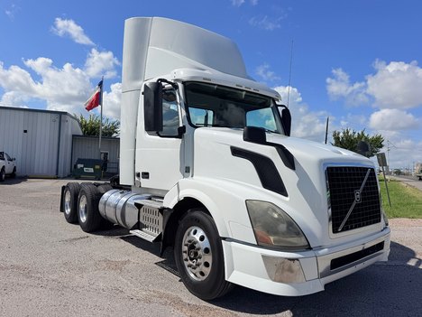 2015-volvo-vnl-300-tandem-axle-sleeper #1388