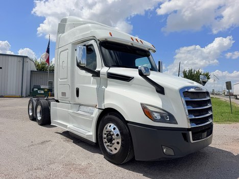 2020 FREIGHTLINER CASCADIA 126 Tandem Axle Sleeper #1391