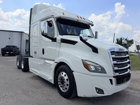 2020 FREIGHTLINER CASCADIA 126 Tandem Axle Sleeper #1398