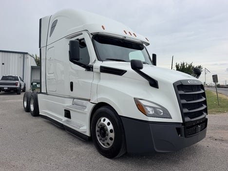 2021 FREIGHTLINER CASCADIA 126 Tandem Axle Sleeper #1402 2021 FREIGHTLINER CASCADIA 126 Tandem Axle Sleeper #1402