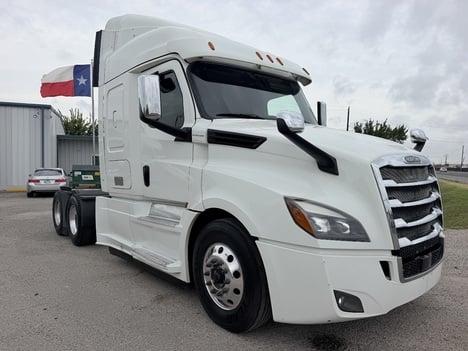 2020 FREIGHTLINER CASCADIA 126 Tandem Axle Sleeper #1404 2020 FREIGHTLINER CASCADIA 126 Tandem Axle Sleeper #1404