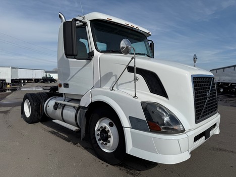 2006 VOLVO VNL42T Single Axle Daycab #12906
