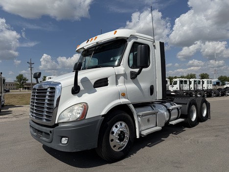 2014 FREIGHTLINER Cascadia Tandem Axle Daycab #13695