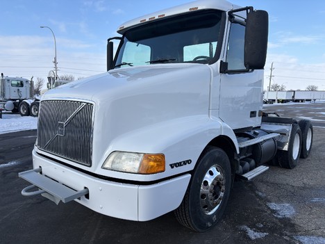 2000 VOLVO VNM64T Tandem Axle Daycab #13767