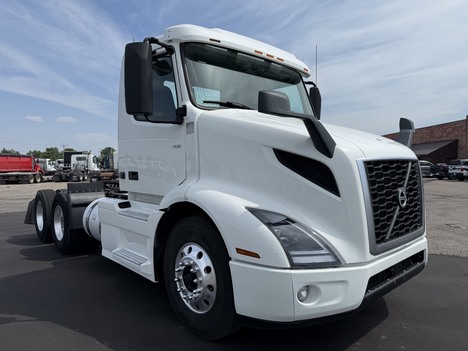 2019 VOLVO VNR300 Tandem Axle Daycab #13848