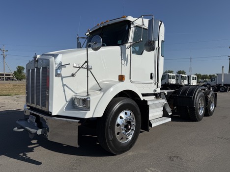 2006 KENWORTH T-800 Tandem Axle Daycab #13855