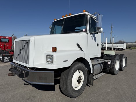 1996 VOLVO WG64T Tandem Axle Daycab #13895