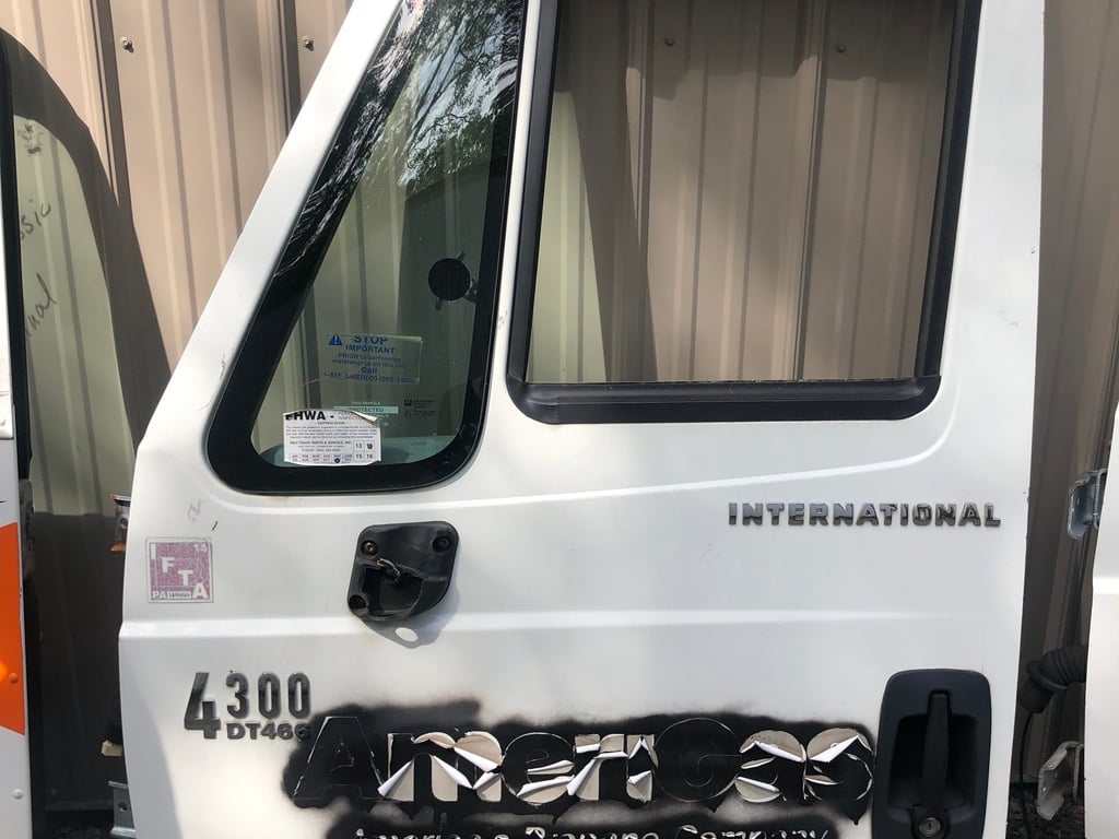 2003 INTERNATIONAL 4300 Door #1539