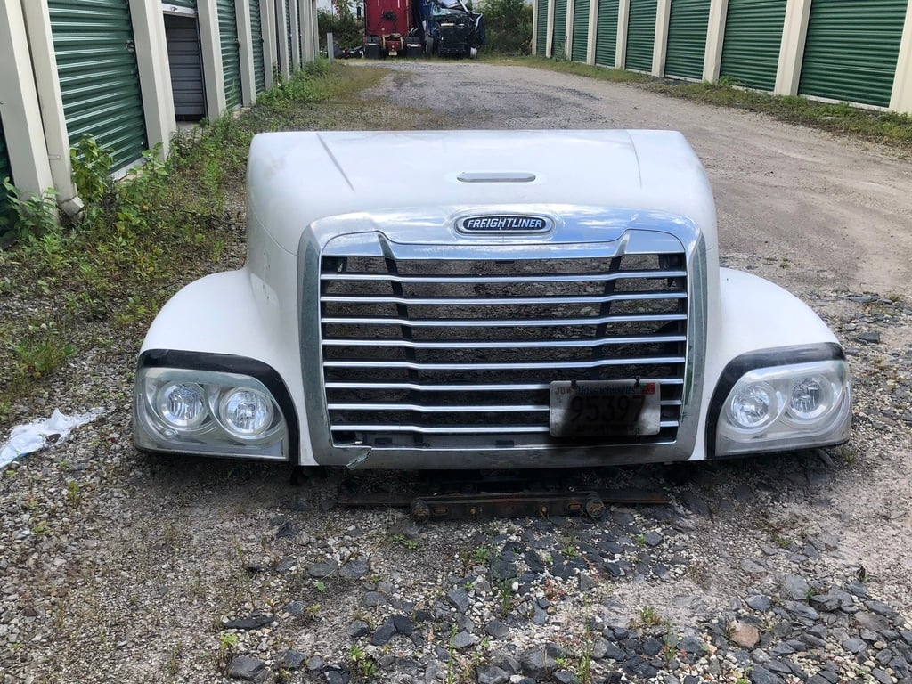 2010 FREIGHTLINER CENTURY CLASS Hood #1624