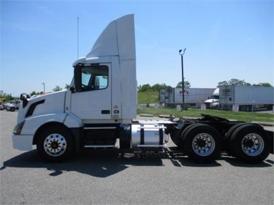 USED 2017 VOLVO VNL64T300 DAYCAB TRUCK #$vid