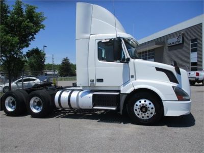 USED 2017 VOLVO VNL64T300 DAYCAB TRUCK #$vid
