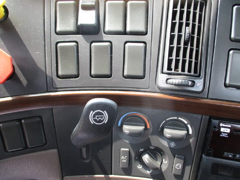 USED 2018 VOLVO VNL64T300 DAYCAB TRUCK #$vid