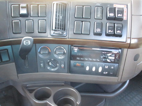 USED 2018 VOLVO VNL64T300 DAYCAB TRUCK #$vid