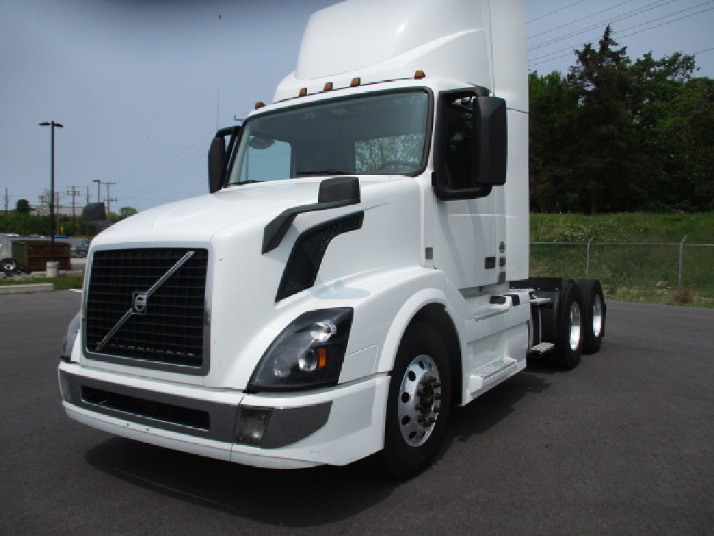 USED 2018 VOLVO VNL64T300 DAYCAB TRUCK #1376