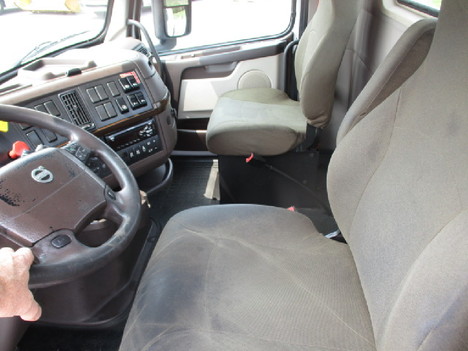 USED 2018 VOLVO VNL64T300 DAYCAB TRUCK #$vid