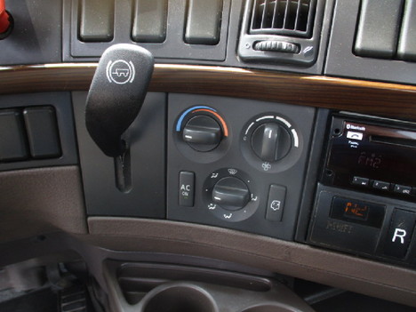 USED 2018 VOLVO VNL64T300 DAYCAB TRUCK #$vid