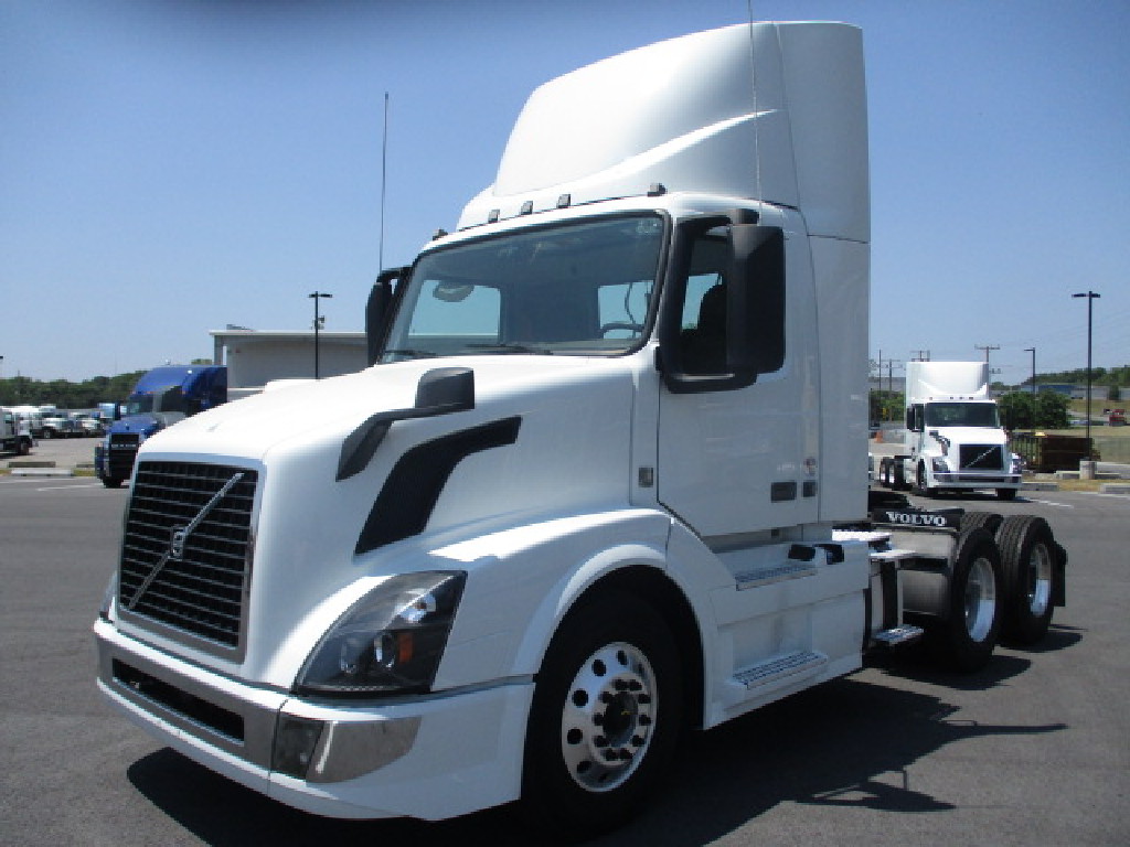 USED 2018 VOLVO VNL64T300 DAYCAB TRUCK #1377