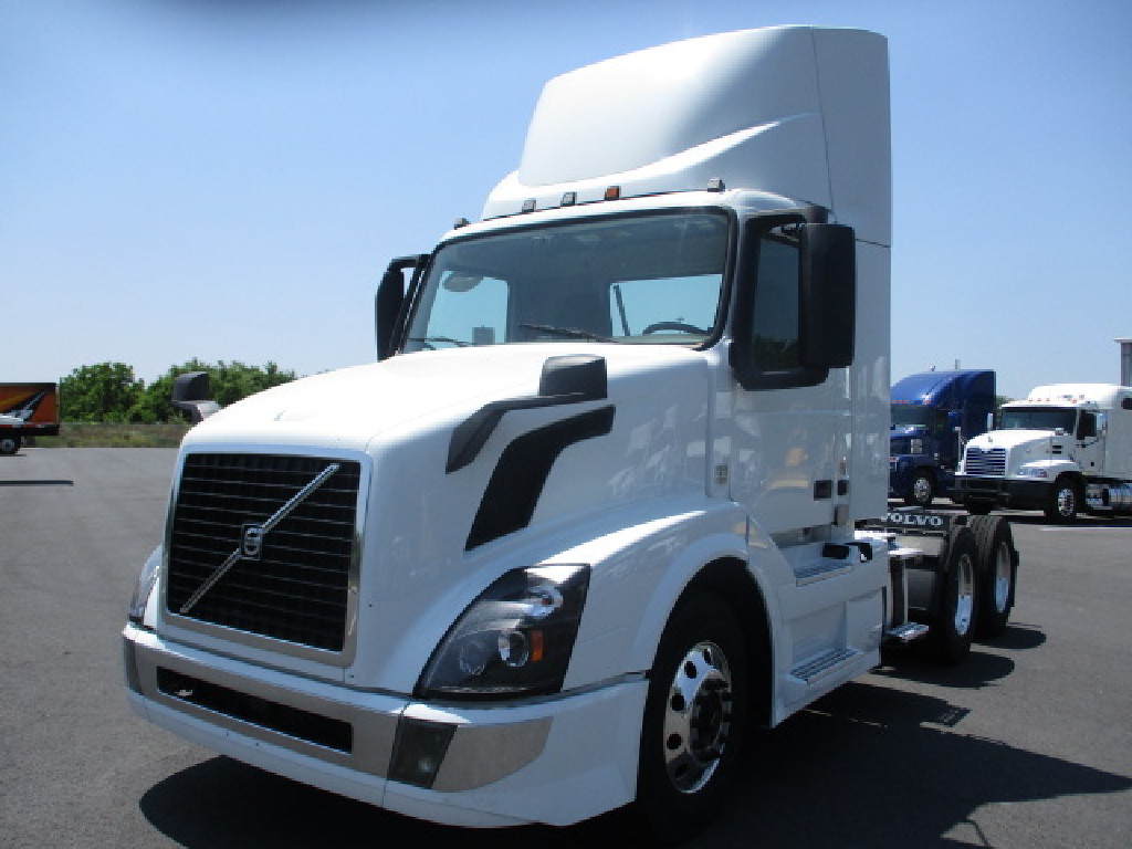 USED 2018 VOLVO VNL64T300 DAYCAB TRUCK #1378