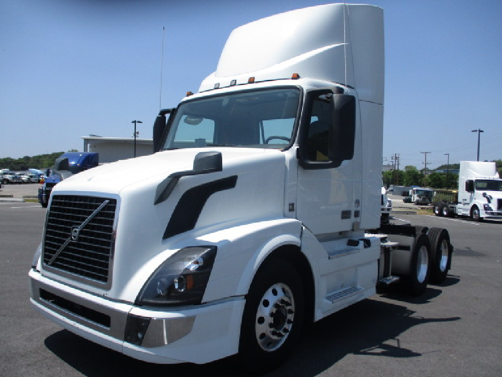 USED 2018 VOLVO VNL64T300 DAYCAB TRUCK #1379