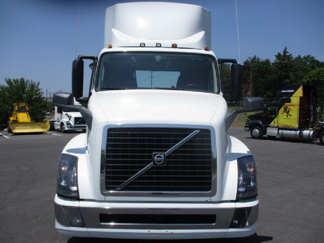 USED 2018 VOLVO VNL64T300 DAYCAB TRUCK #$vid