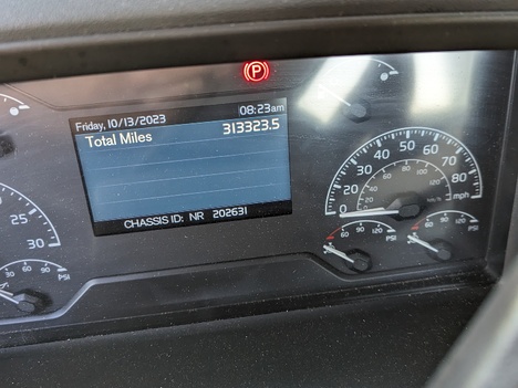 USED 2019 VOLVO VNR64T300 TANDEM AXLE DAYCAB TRUCK #$vid