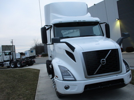 USED 2021 VOLVO VNR64T300 TANDEM AXLE DAYCAB TRUCK #$vid