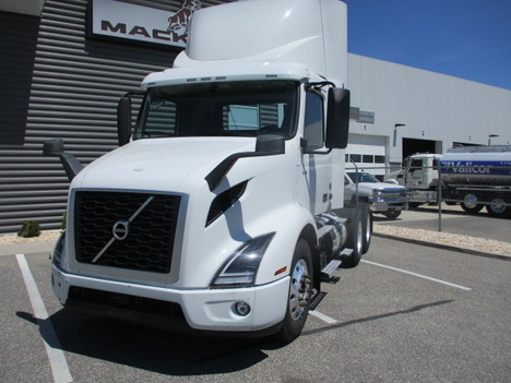 USED 2020 VOLVO VNR64T300 DAYCAB TRUCK #$vid