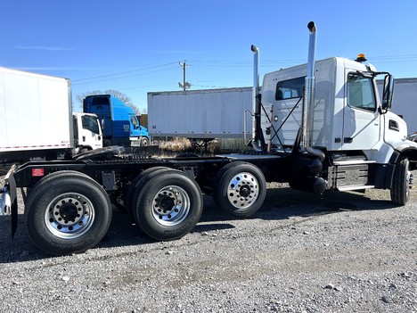 NEW 2025 VOLVO VHD84FT TRI-AXLE DAYCAB TRUCK #$vid