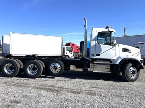 NEW 2025 VOLVO VHD84FT TRI-AXLE DAYCAB TRUCK #$vid