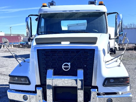 NEW 2025 VOLVO VHD84FT TRI-AXLE DAYCAB TRUCK #$vid