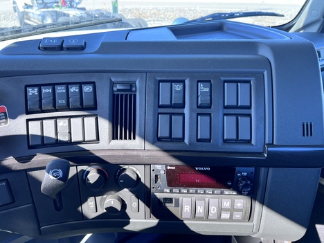 NEW 2025 VOLVO VHD84FT TRI-AXLE DAYCAB TRUCK #$vid